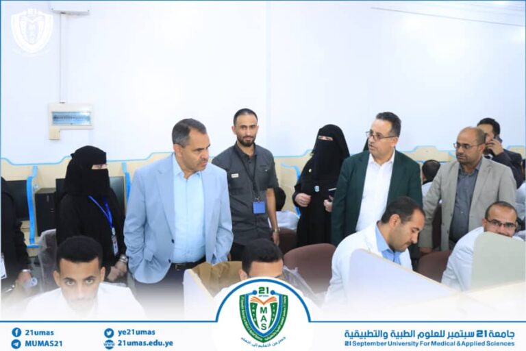 معالي رئيس الجامعة الأستاذ الدكتور مجاهد علي معصار خلال اطلاعه ومعه نائباه للشؤون الأكاديمية الأستاذ الدكتور مطيع أبو عريج و الدراسات العليا والبحث العلمي الأستاذ الدكتور سليم ناصر الرياشي علي سير الاختبارات لطلبة الدفعة الثامنة بكلية الطب
