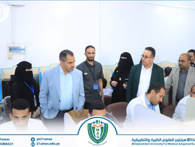 معالي رئيس الجامعة الأستاذ الدكتور مجاهد علي معصار خلال اطلاعه ومعه نائباه للشؤون الأكاديمية الأستاذ الدكتور مطيع أبو عريج و الدراسات العليا والبحث العلمي الأستاذ الدكتور سليم ناصر الرياشي علي سير الاختبارات لطلبة الدفعة الثامنة بكلية الطب