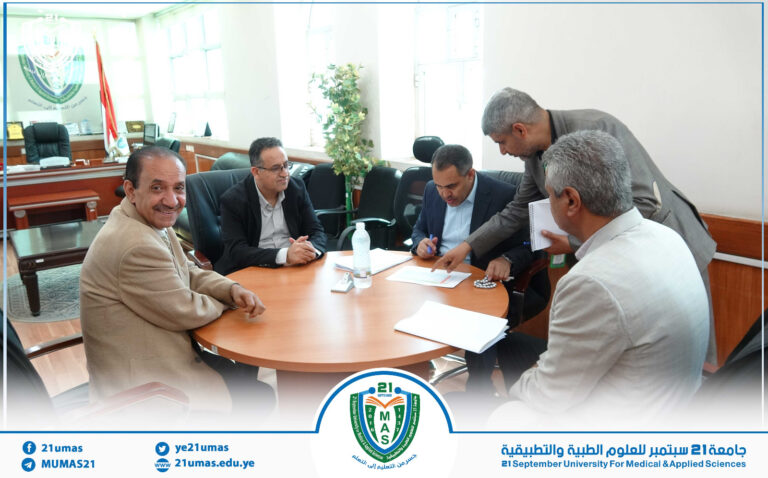 معالي رئيس الجامعة الأستاذ الدكتور مجاهد علي معصار يناقش مع نائبه للشؤون الأكاديمية الأستاذ الدكتور مطيع أبو عريج والأمين العام الأستاذ عبد الكريم الأكحلي بعض الجوانب المتصلة بالعملية الأكاديمية والإدارية بحضور عميد كلية العلوم الطبية التطبيقية الأستاذ الدكتور عبد السلام دلاق..