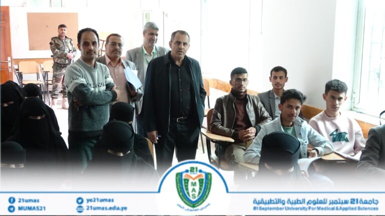 معالي رئيس الجامعة الأستاذ الدكتور مجاهد علي معصار, ومعه نائبه لشؤون الطلاب الأستاذ الدكتور جميل مجلي,  يتفقد سير العملية التعليمية بمركز اللغات والترجمة. حيث وقد استمع معاليه إلى شرح مفصل من مدير عام المركز الأستاذ صالح البخيتي حول آلية الدراسة في المركز..