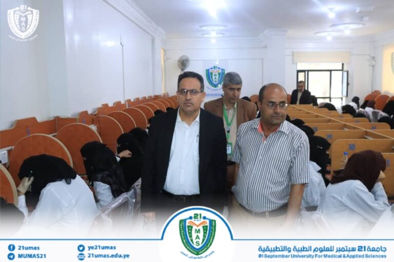 نائب رئيس الجامعة للشؤون الأكاديمية الأستاذ الدكتور مطيع أبو عريج يتفقد سير الاختبارات النهائية لطلبة الدفعة العاشرة في كلية الطب. رافقه خلال الزيارة نائبي عميد كلية الطب لشؤون الطلاب والدراسات العليا الأستاذ الدكتور أحمد مبارك والدكتور قاسم الناظري..