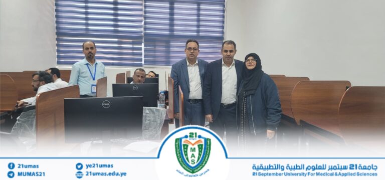 معالي الاخ رئيس الجامعة رئيس المجلس العلمي للجراحة العصبية الأستاذ الدكتور مجاهد علي معصار، برفقته نائب رئيس الجامعة – الأمين العام المساعد للمجلس اليمني للتخصصات الطبية خلال تفقد سير الامتحان الكتابي للزمالة العربيه في الجراحة العصبية والذي يشرف علية المجلس اليمني للتخصصات الطبيه والصحية