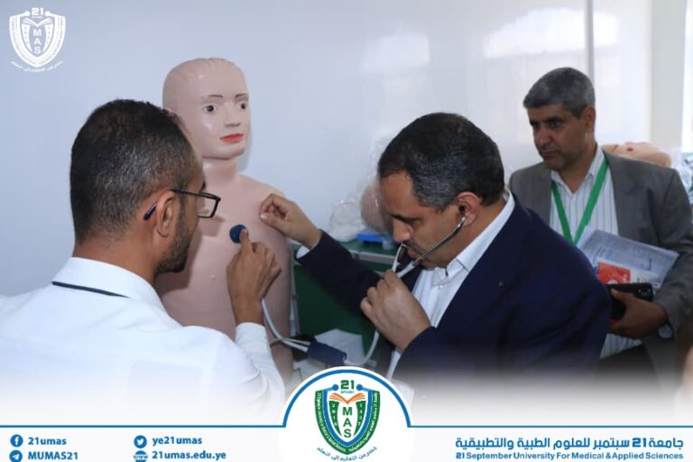 معالي رئيس الجامعة الأستاذ الدكتور مجاهد علي معصار, ومعه نوابه للشؤون الأكاديمية والطلاب والدراسات العليا والبحث العلمي الأستاذ الدكتور مطيع أبو عريج والأستاذ الدكتور جميل مجلي والأستاذ الدكتور سليم الرياشي وأمين عام الجامعة الأستاذ عبد الكريم الأكحلي, يتفقد سير الجانب التطبيقي العملية التعليمية في مختلف معامل الجامعة…