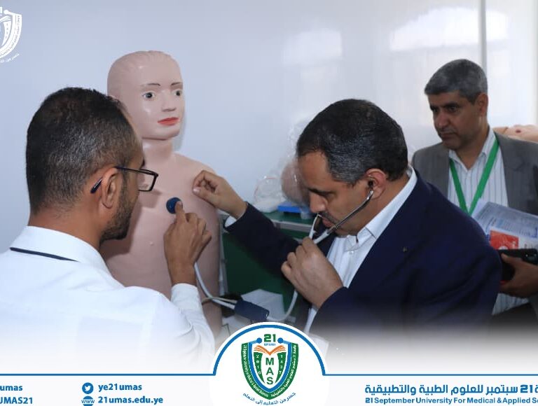معالي رئيس الجامعة الأستاذ الدكتور مجاهد علي معصار, ومعه نوابه للشؤون الأكاديمية والطلاب والدراسات العليا والبحث العلمي الأستاذ الدكتور مطيع أبو عريج والأستاذ الدكتور جميل مجلي والأستاذ الدكتور سليم الرياشي وأمين عام الجامعة الأستاذ عبد الكريم الأكحلي, يتفقد سير الجانب التطبيقي العملية التعليمية في مختلف معامل الجامعة…