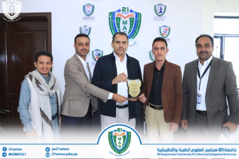 طلاب الدفعة السادسة – كلية الصيدلة السريرية – يكرمون معالي رئيس الجامعة الأستاذ الدكتور مجاهد معصار تثميناً لجهوده الكبيرة وعطاءه اللامحدود ودورة البارز في دعم مسيرة الجامعة والارتقاء بأدائها وتعزيز رسالتها العلمية