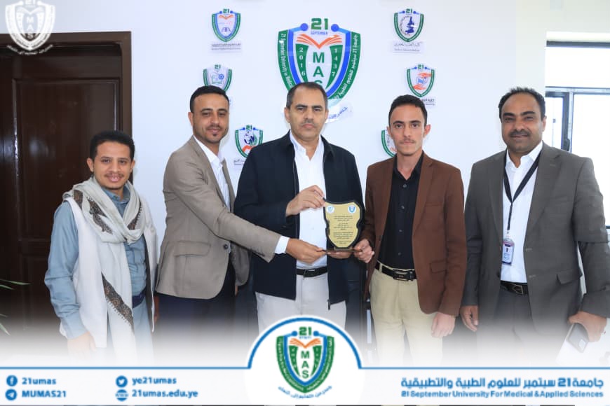 طلاب الدفعة السادسة – كلية الصيدلة السريرية – يكرمون معالي رئيس الجامعة الأستاذ الدكتور مجاهد معصار تثميناً لجهوده الكبيرة وعطاءه اللامحدود ودورة البارز في دعم مسيرة الجامعة والارتقاء بأدائها وتعزيز رسالتها العلمية