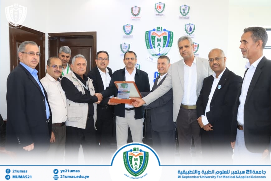معالي رئيس الجامعة يكرم مدير عام القبول والتسجيل وأمين عام كلية الطب بجامعة 21 سبتمبر بدرع العطاء والتميز