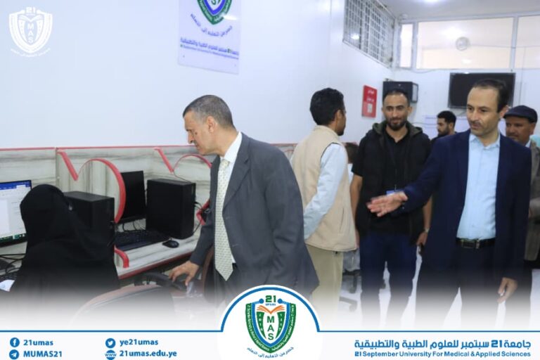 نائب رئيس الجامعة الأستاذ الدكتور سليم ناصر الرياشي, ومعه مساعده الأستاذ الدكتور محمد الدروبي وعميد عمادة البيئة وخدمة المجتمع الأستاذ الدكتور منير الوصابي, يطلع على سير اختبار الكفاءة في اللغة الإنجليزية والحاسوب للمتقدمين للدراسات العليا في مختلف التخصصات..