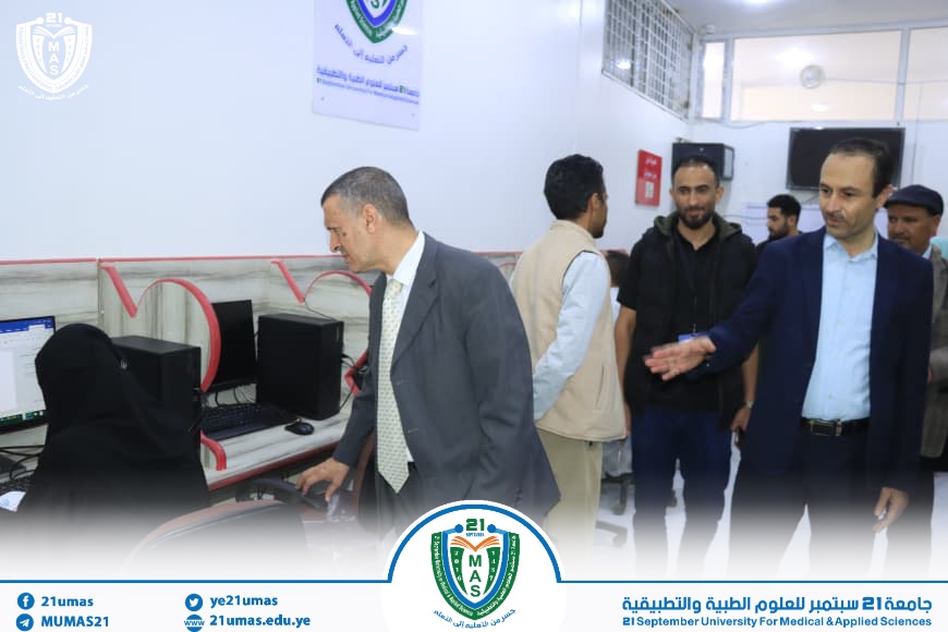 نائب رئيس الجامعة الأستاذ الدكتور سليم ناصر الرياشي, ومعه مساعده الأستاذ الدكتور محمد الدروبي وعميد عمادة البيئة وخدمة المجتمع الأستاذ الدكتور منير الوصابي, يطلع على سير اختبار الكفاءة في اللغة الإنجليزية والحاسوب للمتقدمين للدراسات العليا في مختلف التخصصات..