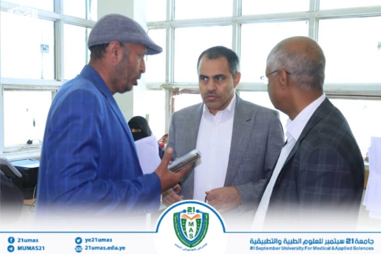 معالي رئيس الجامعة الأستاذ الدكتور مجاهد علي معصار يطلع على سير العمل الإداري في مختلف مكاتب الجامعة. رافقه أمين عام الجامعة الأستاذ عبد الكريم الأكحلي..