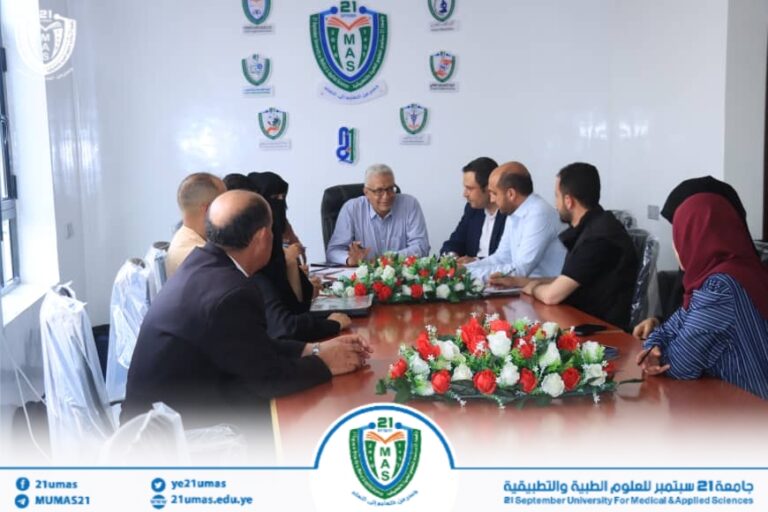 جانب من اجتماع مساعد  رئيس الجامعة لشؤون الجودة والإعتماد الأكاديمي  الأستاذ عبد القاهر العسلي مع أمناء الكليات,  بحضور عميد مركز التطوير وضمان الجودة الدكتور محمد الشماحي..