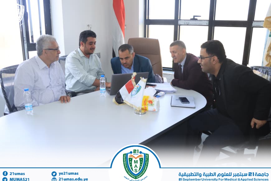 في إطار سعي الجامعة نحو التميز والريادة، وبحضور معالي رئيس الجامعة الأستاذ الدكتور مجاهد علي معصار، ونائبه للدراسات العليا والبحث العلمي الأستاذ الدكتور سليم الرياشي، وعميد كلية الصيدلة الأستاذ الدكتور علي اليحوي، استعرض كل من مساعد رئيس الجامعة لشؤون الاعتماد والتصنيف والجودة الأستاذ عبد القاهر العسلي، ومدير عام تقنية المعلومات المهندس صقر هراش، مدى جاهزية الموقع الإلكتروني للتصنيف الدولي، وآليات الرفع والتحديث وفق الجدول الزمني المحدد، في خطوة تؤكد التزام الجامعة بمسيرة التطوير والاعتماد الدولي.