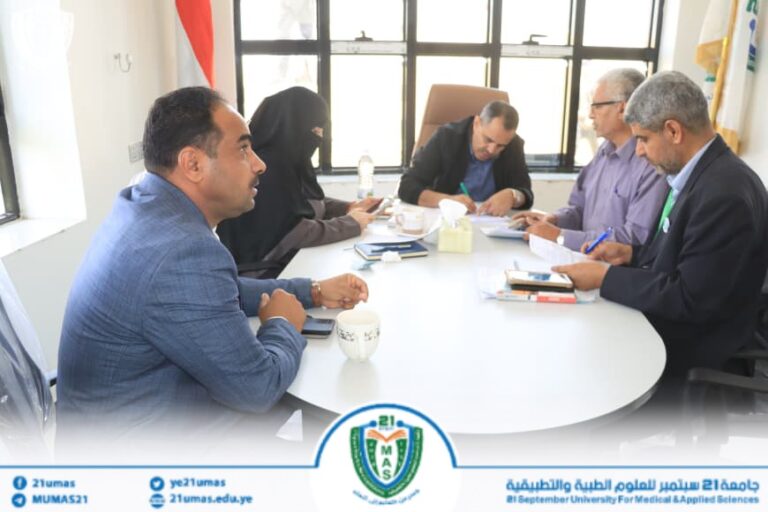 معالي رئيس الجامعة الأستاذ الدكتور مجاهد علي معصار يناقش مع مساعده لشئون الجودة والتصنيف والاعتماد الأستاذ عبد القاهر العسلي و مدير عام الأنشطة المواضيع المتعلقة لشئون الجودة، و دور الأنشطة والمشاركات المجتمعية في تعزيز موقع الجامعة في قائمة التصنيف.