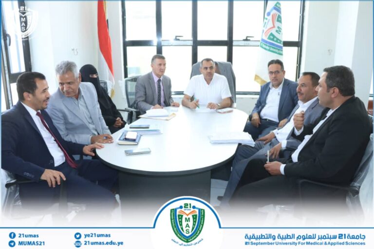 معالي رئيس الجامعة الأستاذ الدكتور مجاهد علي معصاريناقش مع عدد من قيادات الجامعة سبر العملية التعليمية والإدارية بالجامعة و يحث على متابعة كافة تفاصيلها لضمان استمرار تجويد الأداء في مختلف القطاعات تحقيقاً للهدف الأول وهو خدمة الطالب وفق أعلى معايير الجودة.