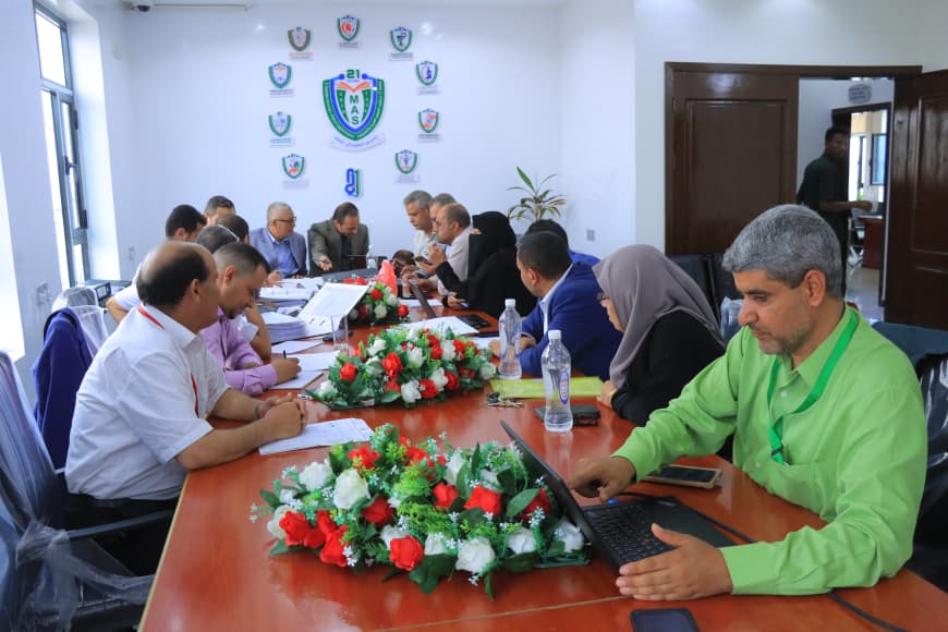 اجتماع لجنة المراجعة والفحص والتقييم النهائية لوثائق و شواهد و أدلة معايير الاعتماد الاكاديمي قبل تقديمها لمجلس الاعتماد الأكاديمي للحصول على الاعتماد الأكاديمي البرامجي الوطني لبرنامج الطب والجراحة.