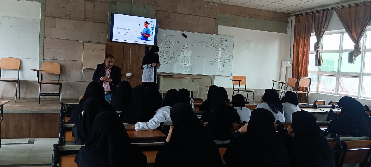كلية الطب المخبري تعزز مهارات العرض العلمي لدى طلبة الدفعة الثامنة