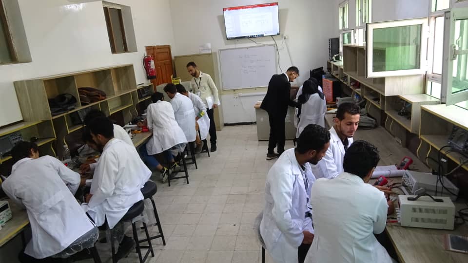معامل كلية الهندسة والحاسوب
