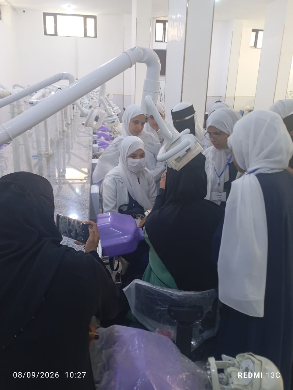 طالبات مدرسة رسل المعرفة يطلعن على العملية التعليمية بجامعة 21 سبتمبر
