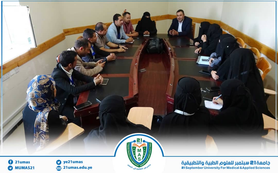 عميدا كلية الطب ومركز التطوير وضمان الجودة يناقشان مع فنيين وأمناء المعامل الجوانب الأكاديمية والجودة والاعتماد الأكاديمي