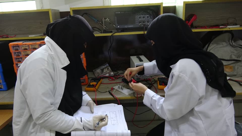 معامل كلية الهندسة والحاسوب