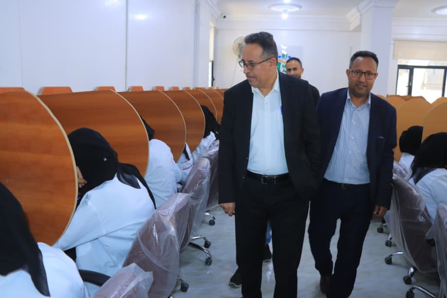 نائب رئيس الجامعة للشئون الأكاديمية الأستاذ الدكتور مطيع أبو عريج يطلع على سير الاختبارات النهائية للفصل الدراسي الأول من العام الجامعي ١٤٤٨هـ التي تقام في المراكز الامتحانية الإلكترونية في فرع الجامعة بالخمسين.