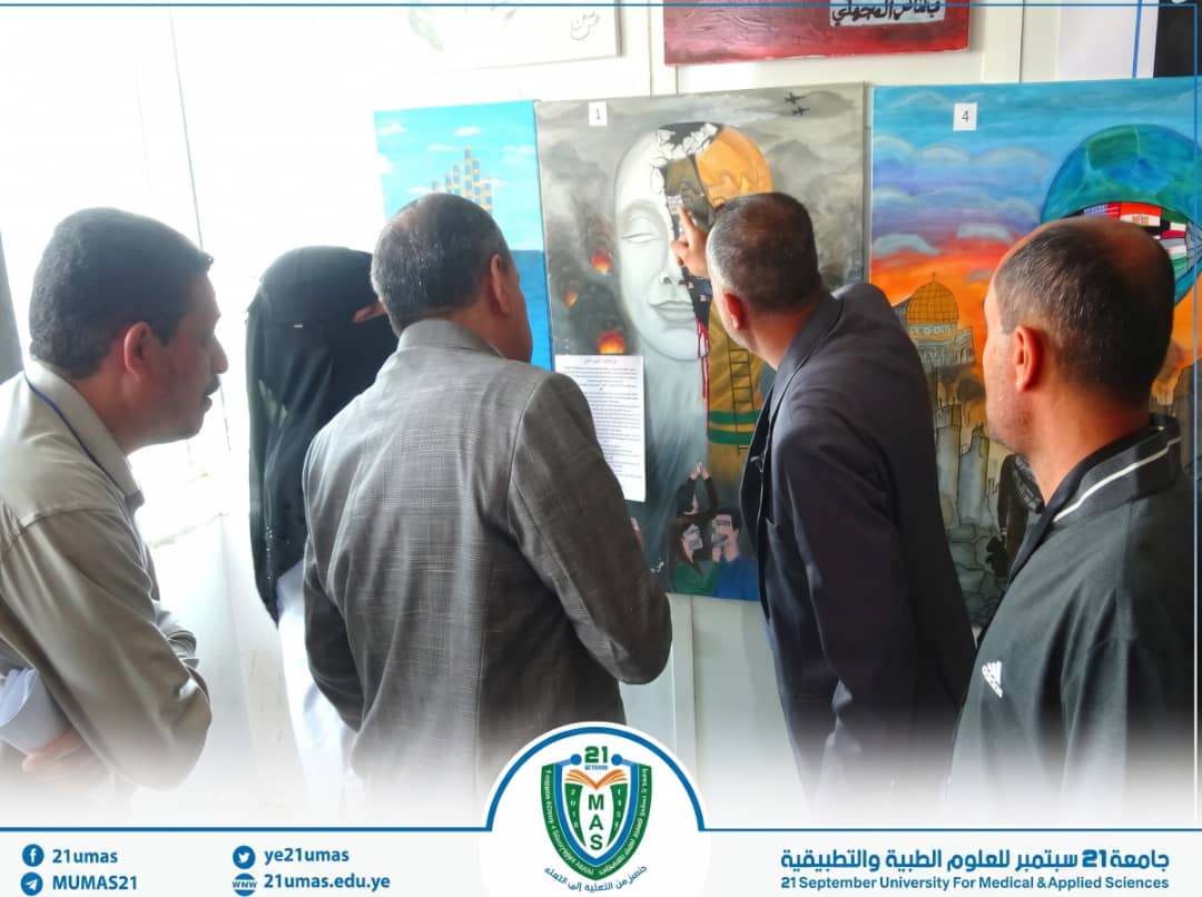 معالي رئيس الجامعة يطّلع على المعرض الثالث للفنون التشكيلية بالجامعة ،ويشيد بإبداعات الطلبة في التعبير عن القضايا الوطنية وقضايا الأمة