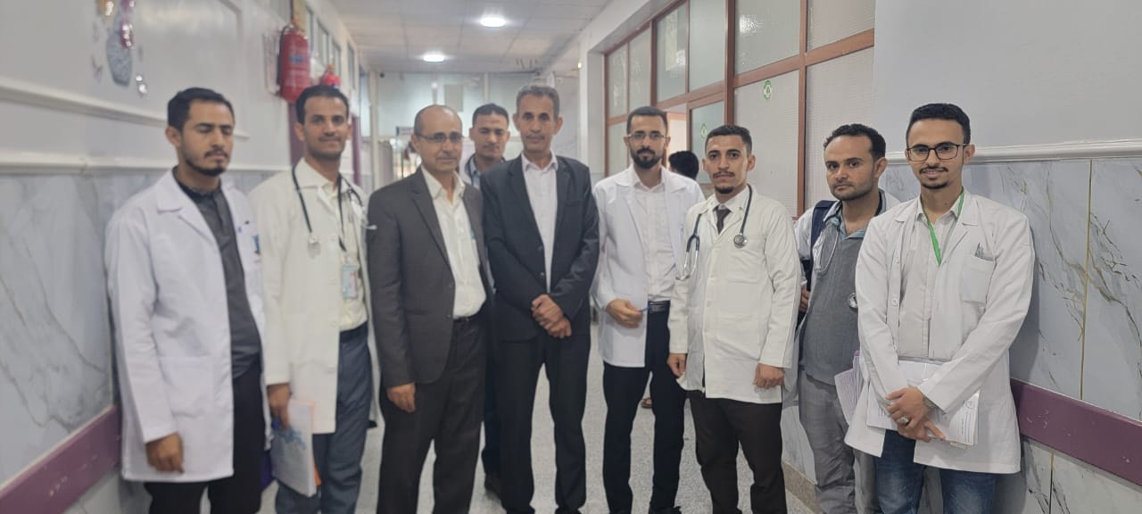 نائب عميد كلية الطب للشؤون الأكاديمية يتفقد سير امتحانات الباطنة لطلبة الدفعة الخامسة في المستشفى الجمهوري والثورة
