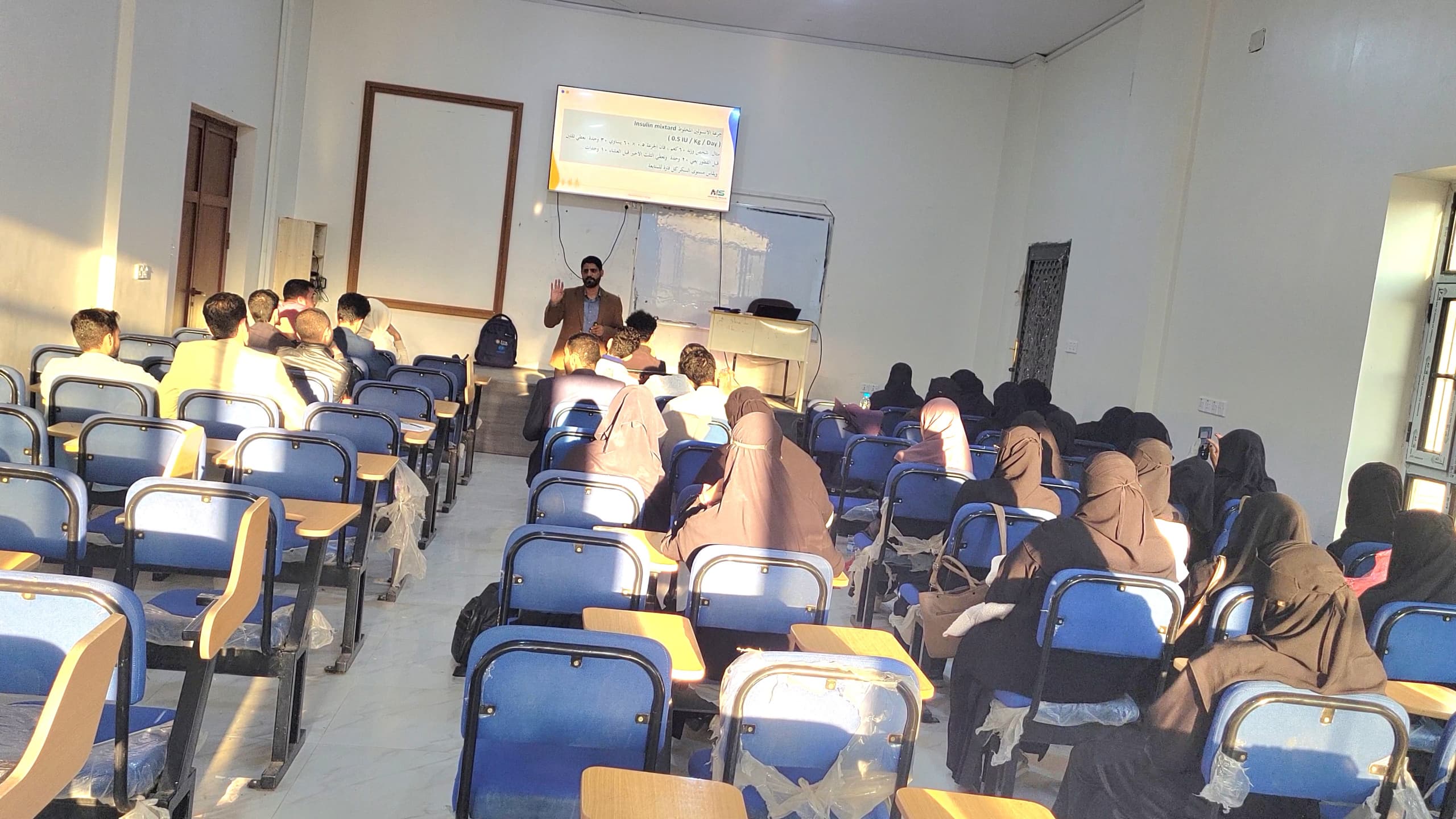 مركز التعليم المستمر بالجامعة ينفذ دورة تخصصية في أدوية الطوارئ والعناية المركزة بمشاركة 45 متدرباً ومتدربة